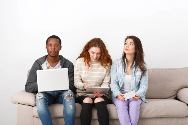 Jóvenes usando aparatos, estudiantes, tecnología — Foto de Stock