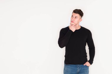 Dalgın genç adam stüdyo portre, çocuk stili