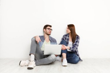 Proje ev iç için tartışan Çift