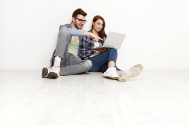 Rahat çift laptop ile çalışma, stüdyo vurdu