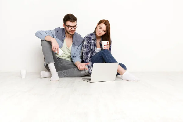 Casual par arbetar med laptop, studio skott — Stockfoto