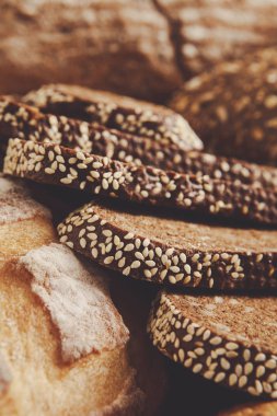 Ekmek arka plan, beyaz, siyah ve çavdar somun closeup
