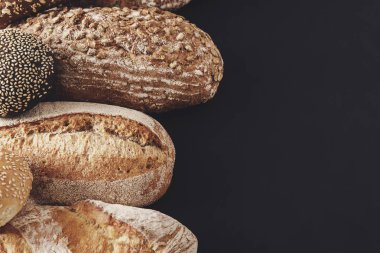 Kopya alanı siyah zemin üzerine ekmek çeşitler