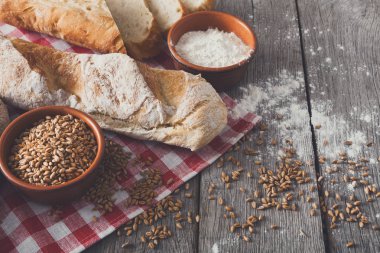 Kırsal ahşap üzerinde kopyalama alanı olan ekmek arkaplanı