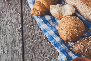 Kırsal ahşap üzerinde kopyalama alanı olan ekmek arkaplanı