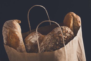 Kağıt torba siyah arka plan, ekmek ürün çeşitliliği ile