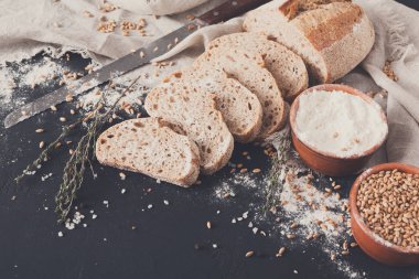 Fırın kavramı. Dilimlenmiş ekmek arka plan bol