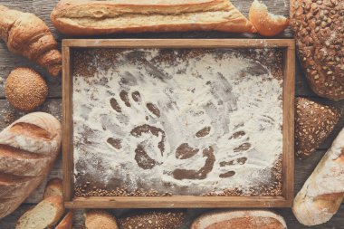 Ekmek fırın arka plan. Kahverengi ve beyaz buğday tahıl somun comp