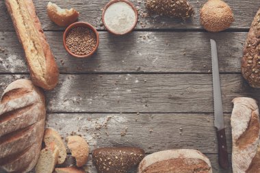 Kırsal ahşap üzerinde kopyalama alanı olan ekmek arkaplanı