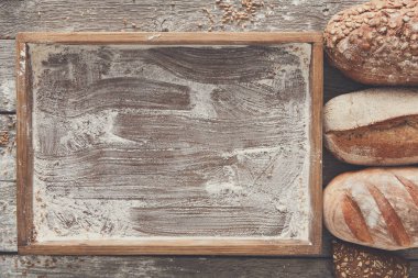 Ekmek fırın arka plan. Kahverengi ve beyaz buğday tahıl somun comp