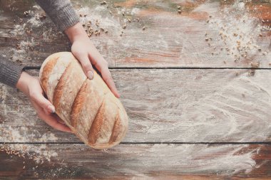 Fırın kavramı arka plan. Ekmek somun ellerini tutun