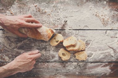 Fırın kavramı arka plan. Ekmek ekmek dilimleri kesme eller