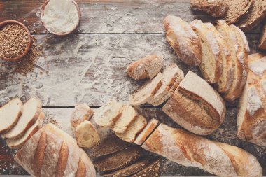 Ekmek fırın arka plan. Kahverengi ve beyaz buğday tahıl somun comp