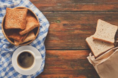 Kahvaltı arka plan, tost ve kahve rustik ahşap, en iyi görünüm
