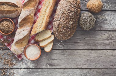 Kırsal ahşap üzerinde kopyalama alanı olan ekmek arkaplanı