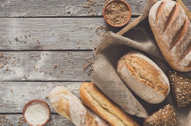 Kırsal ahşap üzerinde kopyalama alanı olan ekmek arkaplanı