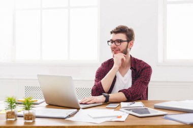 Genç işadamı laptop kullanma office konsantre