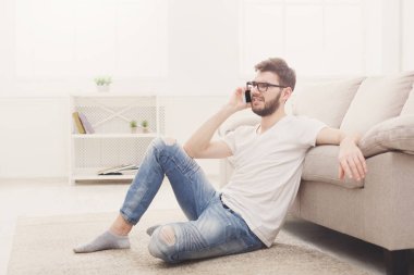 Adam evde mobile ile gözlük