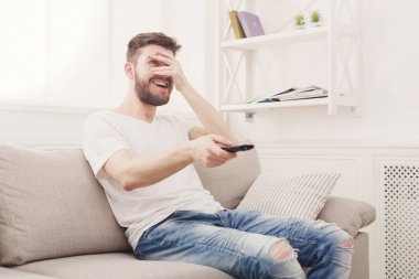 Heyecan ve mutlu genç adam wathing evde tv