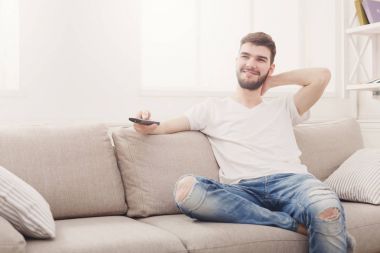 Genç adam rahat wathing evde tv