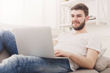 Adam ile laptop kapalı