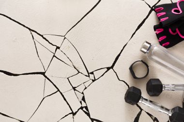 Kadın spor eldiven ve ekipman üst görüntüleme