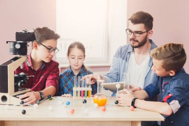 Eğitim kaynaklanıyor. Laboratuvar kimyasal deney