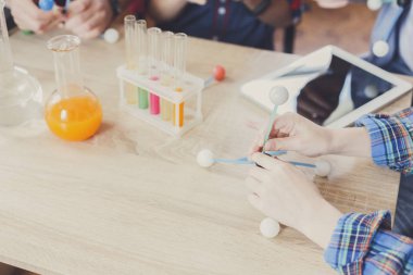 Eğitim kaynaklanıyor. Okuldaki fiziksel deneyler