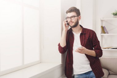 Mobil telefonda konuşurken gülümseyen adam