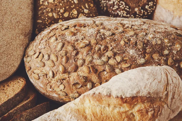 Ekmek arka plan, beyaz, siyah ve çavdar somun closeup