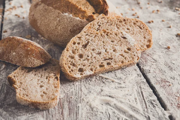 Concepto de panadería. Un montón de pan de centeno en rodajas fondo — Foto de Stock