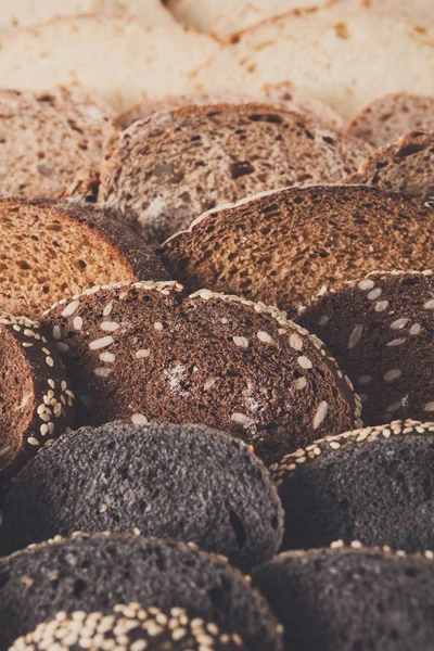 Fırın kavramı. Dilimlenmiş ekmek arka plan bol