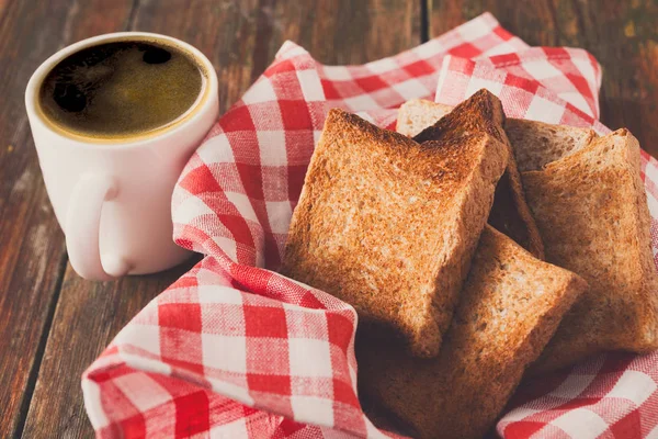 Kahvaltı arka plan, tost ve kahve rustik ahşap üzerine