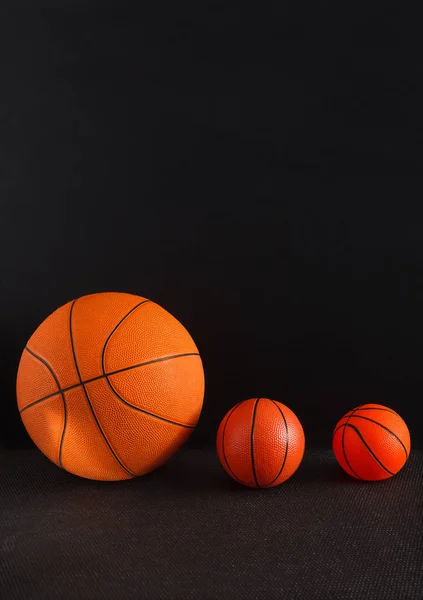 Bola basket besar dan kecil dengan latar belakang hitam — Stok Foto