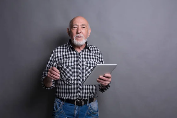 Hombre mayor con retrato digital de tableta — Foto de Stock