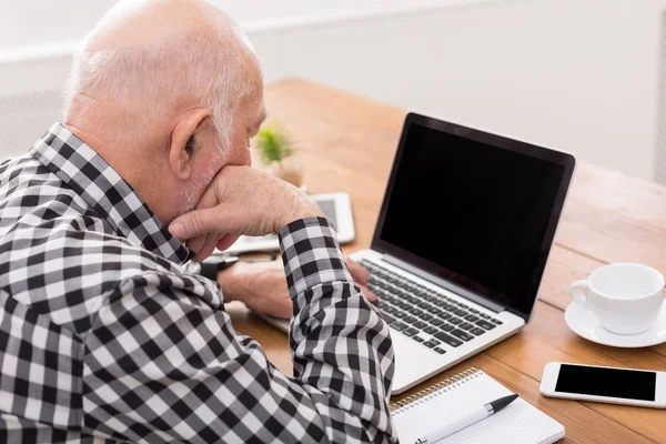 Senior benutzte Laptop mit leerem Bildschirm-Attrappe — Stockfoto