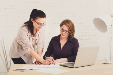 Ekip çalışması. Kadınlar office projesinde tartışmak