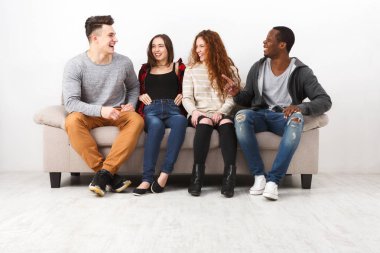 Eğlence ve parti zamanı, kanepede oturan öğrenciler arkadaşlar