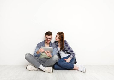 Rahat çift tablet ile çalışma, stüdyo vurdu