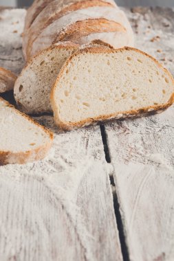 Fırın kavramı. Dilimlenmiş beyaz ekmek arka plan bol