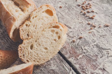 Fırın kavramı. Dilimlenmiş beyaz ekmek arka plan bol