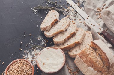 Fırın kavramı. Dilimlenmiş ekmek arka plan bol