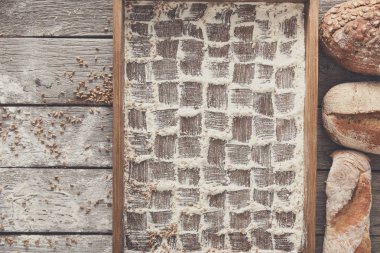 Ekmek fırın arka plan. Kahverengi ve beyaz buğday tahıl somun, che