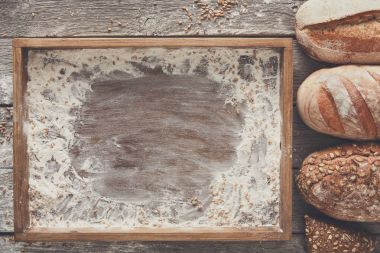 Ekmek fırın arka plan. Kahverengi ve beyaz buğday tahıl somun comp