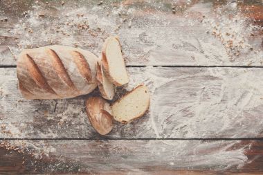 Fırın kavramı arka plan. Beyaz ekmek rustik ahşap üzerine dilimlenmiş.