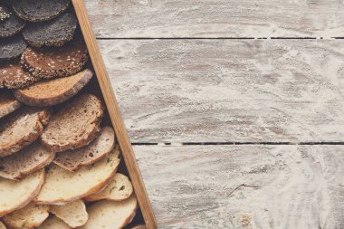 Fırın kavramı. Dilimlenmiş ekmek arka plan bol