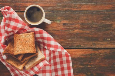 Kahvaltı arka plan, tost ve kahve rustik ahşap, en iyi görünüm