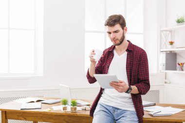 Dijital taplet kullanma office dalgın genç işadamı