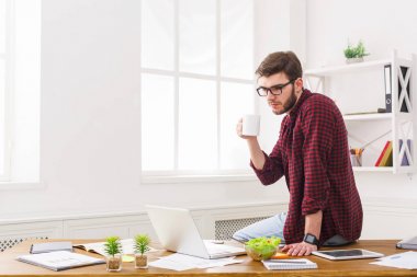 Dizüstü bilgisayar kullanma office genç ciddi iş adamı