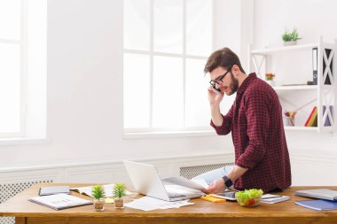 Genç işadamı okuma modern beyaz office belgelerinde konsantre